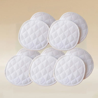 Coussinets d'allaitement lavables empilés, illustrant leur durabilité et leur capacité à être réutilisés après chaque lavage.