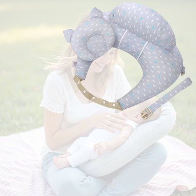 Maman allaitant bébé à l’extérieur avec coussin d’allaitement ergonomique pour un confort absolu.