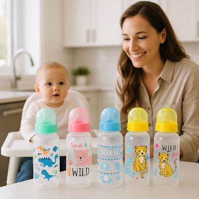 Bébé et maman souriante en cuisine avec une gamme de biberons colorés anti colique, ambiance familiale