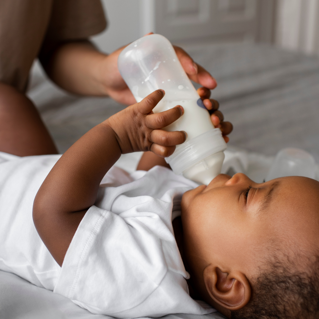 Bébé allongé recevant le lait au biberon, moment de repas serein.