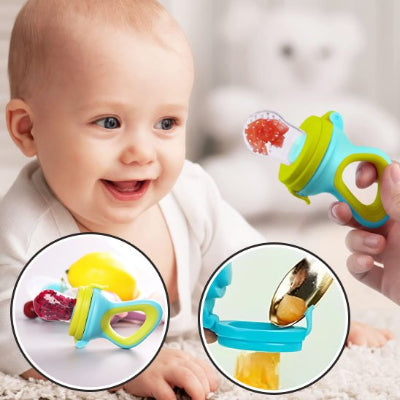 Bébé souriant utilisant une grignoteuse bébé pour la diversification alimentaire