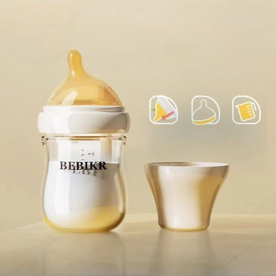 Biberon allaitement mixte en verre borosilicate avec tétine physiologique et accessoires de protection pour nouveau-né.