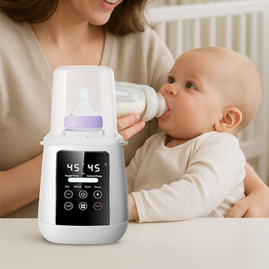 Bébé nourri au biberon encore chaud, maman souriante et chauffe biberon multifonction visible en premier plan.