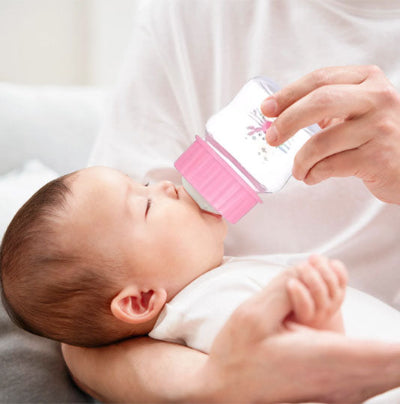 Parent donnant un biberon nouveau-né MiniSip™, alimentation sereine 0-3 mois.