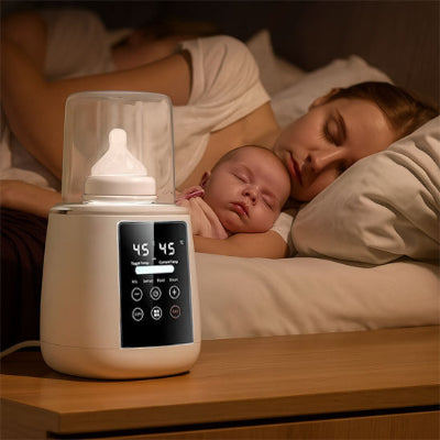 Chauffe biberon multifonction sur table de nuit, à côté d’une maman et son bébé endormis, idéal pour des nuits paisibles sans stress.
