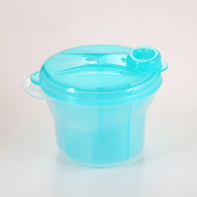 Boite doseuse lait compacte de couleur bleue, avec couvercle étanche et bec verseur orientable, idéale pour le lait infantile.