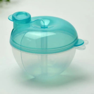 Boite doseuse lait bleu transparent avec bec verseur hermétique, idéale pour doser le lait infantile en déplacement.