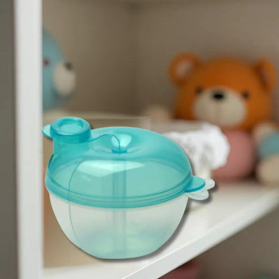 Boite doseuse lait turquoise posée dans une chambre d’enfant, solution pratique pour préparer les repas de bébé.