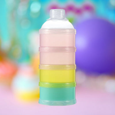 Boite doseuse lait ColorStack en version rose pastel, vue de face avec ses quatre compartiments empilés, adaptée au sac à langer.