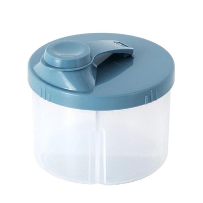 Boite doseuse lait compacte en bleu, avec couvercle sécurisé et bec verseur pratique pour faciliter la préparation des biberons.