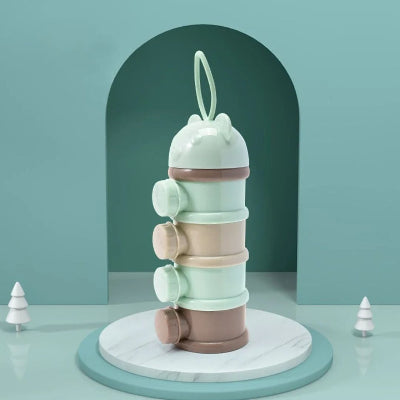 Boite doseuse lait aux tons vert menthe et marron avec bouchon en forme d’ourson, posée élégamment sur support décoratif.