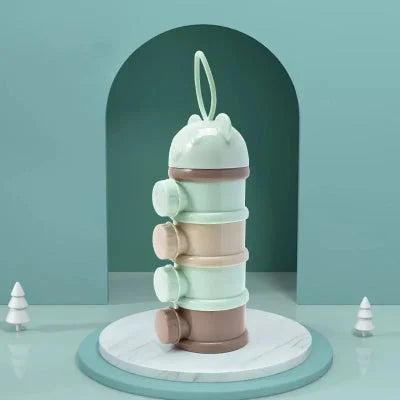 Boite doseuse lait aux tons vert menthe et marron avec bouchon en forme d’ourson, posée élégamment sur support décoratif.