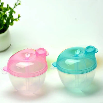 Deux boites doseuses lait rose et bleue posées côte à côte, parfaites pour les jeunes parents organisés.