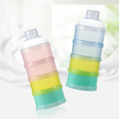 Deux boites doseuses lait ColorStack inclinées sur fond blanc, idéales pour un usage nomade et une organisation des repas sans erreur.