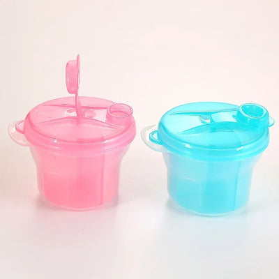 Boite doseuse lait en version rose et bleu, l’une avec couvercle ouvert montrant le bec verseur pratique pour les biberons en extérieur.