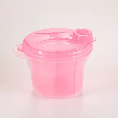 Boite doseuse lait rose translucide avec trois compartiments internes, conçue pour les jeunes parents recherchant des accessoires de repas pratiques.