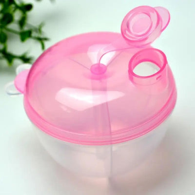 Boite doseuse lait rose ouverte, avec couvercle rabattable et bec verseur pratique pour les repas express de bébé.