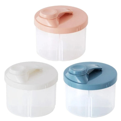 Trois boites doseuses lait MiniLait™ en rose, blanc et bleu, avec couvercles ergonomiques et compartiments transparents, idéales pour les repas de bébé.