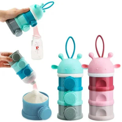 Utilisation de la boite doseuse lait avec un biberon et un bol de poudre, montrant la praticité des bouchons latéraux pour un dosage précis.