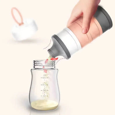 Main versant facilement la poudre de lait infantile dans un biberon à l’aide de la boite doseuse lait DosiLait™, grâce à son bec verseur antifuite.