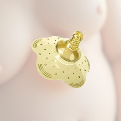 Bout de seins en silicone posé sur une poitrine floutée, design pétale avec trous croisés pour un débit contrôlé et une prise facile du sein par le bébé.