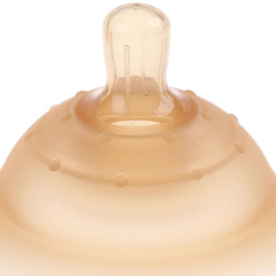 Zoom sur la tétine du bout de seins en silicone souple, conçu pour éviter les douleurs et favoriser la succion naturelle du bébé.
