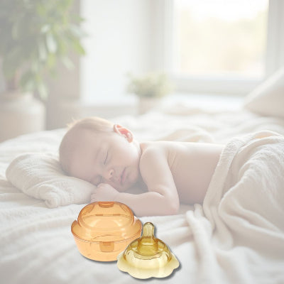 Bout de seins Tendréa™ en silicone posé à côté d’un bébé endormi paisiblement, illustrant le confort retrouvé après une tétée sans douleur.