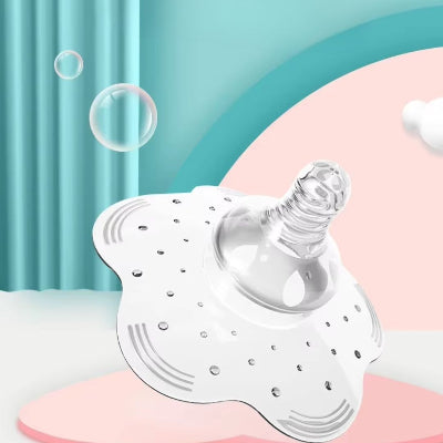 Bout de seins en silicone avec tétine à débit adaptatif posé sur fond pastel, accessoire allaitement idéal pour tétée en douceur.