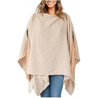 Cape d’allaitement beige en gaze de coton bio, utilisée comme vêtement discret pour allaiter ou comme pare-soleil pour bébé