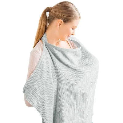 Cape d’allaitement gris clair ultra-respirante utilisée pour nourrir bébé discrètement dans un espace public ou familial.