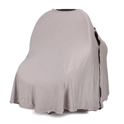 Cape d'allaitement gris perle couvrant un siège auto pour allaiter bébé en toute discrétion lors des déplacements.