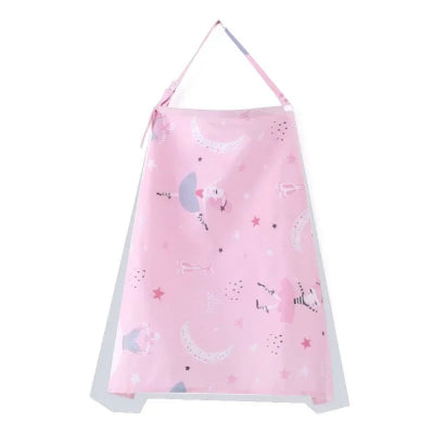 Cape d’allaitement rose imprimée de petites fées et étoiles, idéale pour créer un cocon de douceur et allaiter bébé en toute intimité dans les lieux publics.