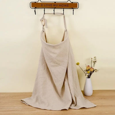 Cape d’allaitement Voilâme™ unie beige, sobre et élégante, conçue en coton bio pour allaiter confortablement et discrètement.