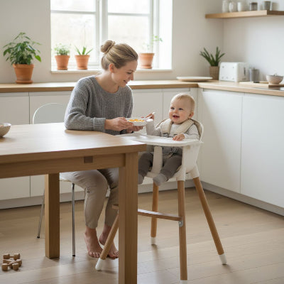 Chaise haute bébé en bois évolutive AssiseZen™ avec assise crème et pieds en hêtre massif, design scandinave pratique et confortable pour repas de bébé.