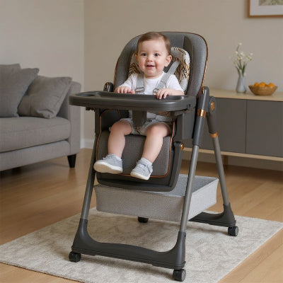 Bébé confortablement installé dans une chaise haute bébé évolutive grise avec harnais de sécurité, plateau repas réglable et design moderne, idéale comme chaise repas enfant et chaise pour bébé table.