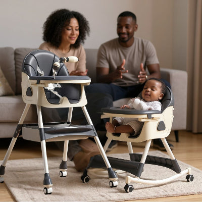 Bébé souriant dans une chaise haute bébé évolutive kaki avec arceau de jeux, papa en arrière-plan, parfaite comme chaise table bébé et meilleure chaise haute bébé pour la maison.
