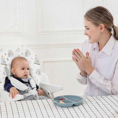 Maman et bébé partagent un repas à table grâce à une chaise haute bébé évolutive confortable, idéale pour accompagner la diversification alimentaire.