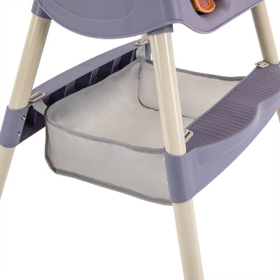 Panier inférieur de rangement intégré à la chaise haute évolutive bébé confort, pratique pour stocker jouets, bavoirs et accessoires de repas.