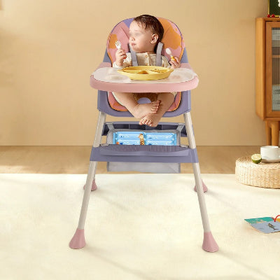 Bébé assis confortablement dans une chaise haute bébé évolutive pliable avec harnais 5 points, plateau repas amovible et assise rembourrée, idéale comme siège manger bébé.