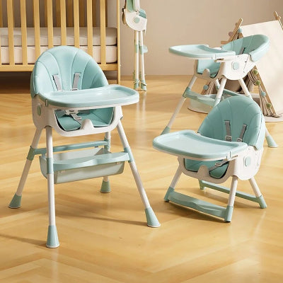 Chaise haute bébé pliable évolutive en bleu pastel, utilisable en chaise haute ou basse avec dossier inclinable et plateau modulable.