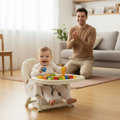 Siège de table bébé pliable et inclinable en version basse, bébé qui joue avec des cubes colorés dans le salon avec son papa.