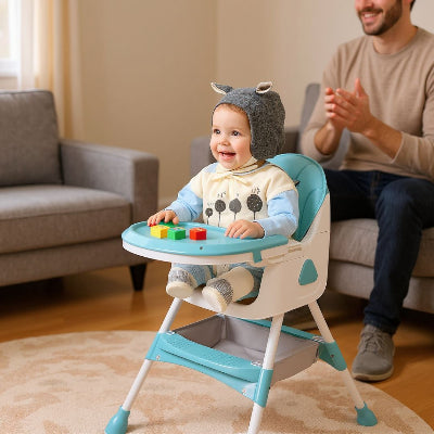 Bébé jouant avec des cubes colorés sur une chaise haute bébé pliable, papa applaudit en arrière-plan dans le salon.