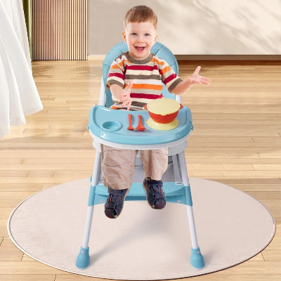 Bébé assis dans une chaise haute bébé évolutive pliable bleue avec bol et cuillère, assise confortable et pieds antidérapants.