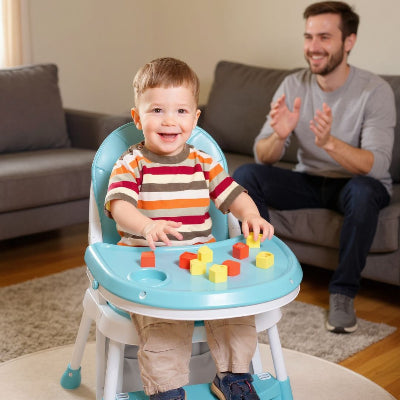 Chaise haute évolutive pliable avec plateau transformé en surface de jeu, bébé s’amusant avec des blocs de construction sous le regard de son papa.
