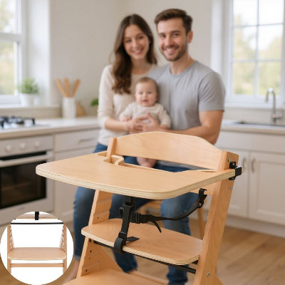 Chaise évolutive en bois clair placée dans une cuisine familiale, bébé avec ses parents en arrière-plan, chaise bébé en bois sécurisée avec harnais et plateau.