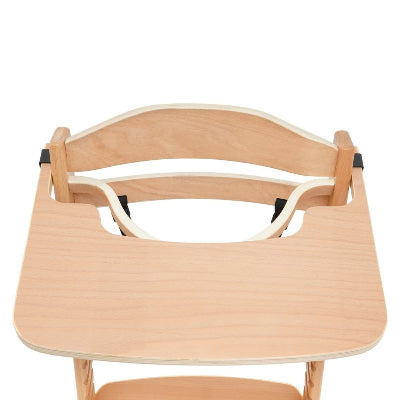 Vue de dessus d’une chaise haute en bois bébé, design ergonomique avec plateau amovible et barrière de sécurité.