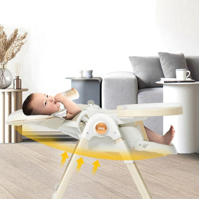 Chaise haute évolutive avec fonction transat balancelle, bébé allongé confortablement pour boire son biberon après le repas.