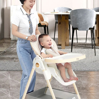 Chaise haute évolutive pliable utilisée dans la salle à manger, bébé assis joyeux avec sa maman à côté, idéale comme chaise bébé de table.