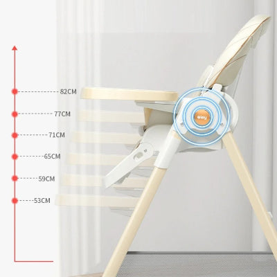 Chaise haute évolutive réglable sur 5 hauteurs différentes, dossier inclinable et repose-pieds ajustable pour s’adapter à la croissance de bébé.