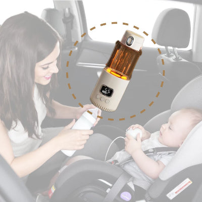 Chauffe biberon CozyHeat™ en fonctionnement dans une voiture, pendant que la maman prépare un biberon pour son bébé assis dans son siège auto.